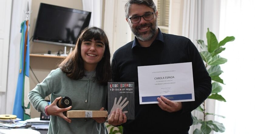 El Intendente municipal Lisandro Hourcade recibió junto al director de Cultura Milton Torres a la joven escritora magdalenense