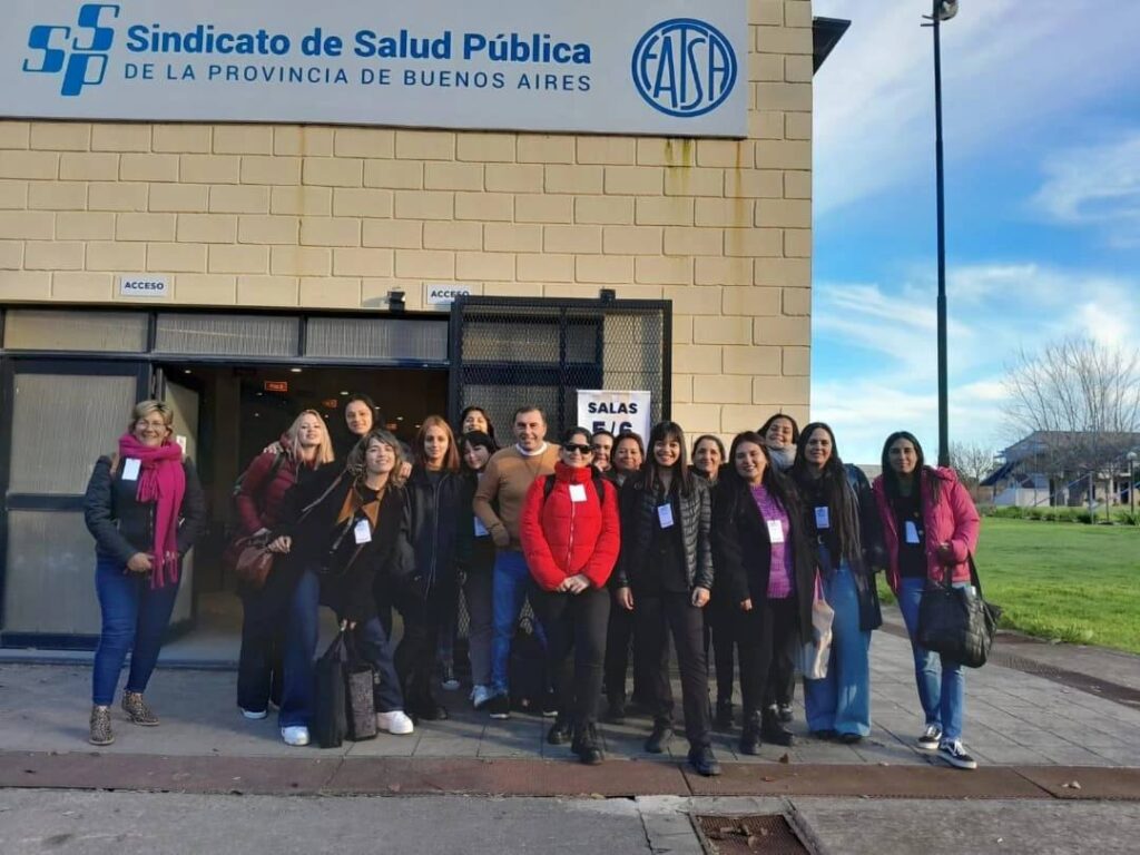 Alumnos y docentes de la carrera de enfermería que se dicta en el Hospital Santa María Magdalena