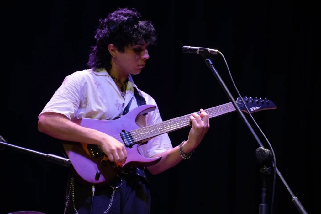 El Teatro Español alojó el cierre anual del Taller Municipal de Guitarra, una jornada a pura música y disfrute. Cada alumno y alumna, tanto de Magdalena como de Bme. Bavio, se lució con lo aprendido a lo largo del año junto a sus profesores y compañeros.