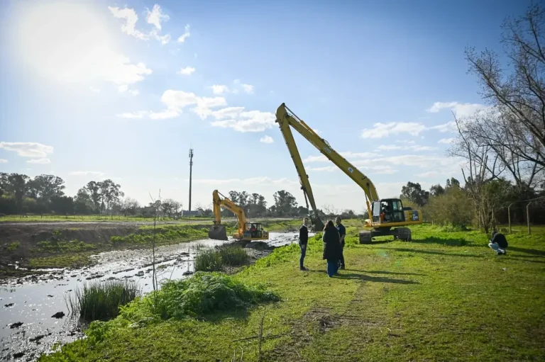 San Vicente intensifica la limpieza de canales y arroyos ante posibles contingencias climáticas